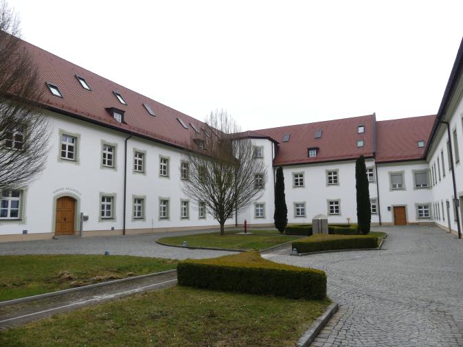 Mallersdorf, ehem. Benediktinerkloster, heute Stammkloster der Armen Franziskanerinnen von der Heiligen Familie (Mallersdorfer Schwestern)