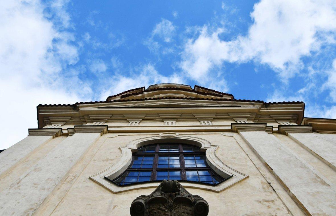 Prag-Neustadt, Kloster und Krankenhaus des Elisabethinerinnen, Klosterkirche der Schmerzensreichen Mutter Gottes, Na Slupi 6, Bild 7/8