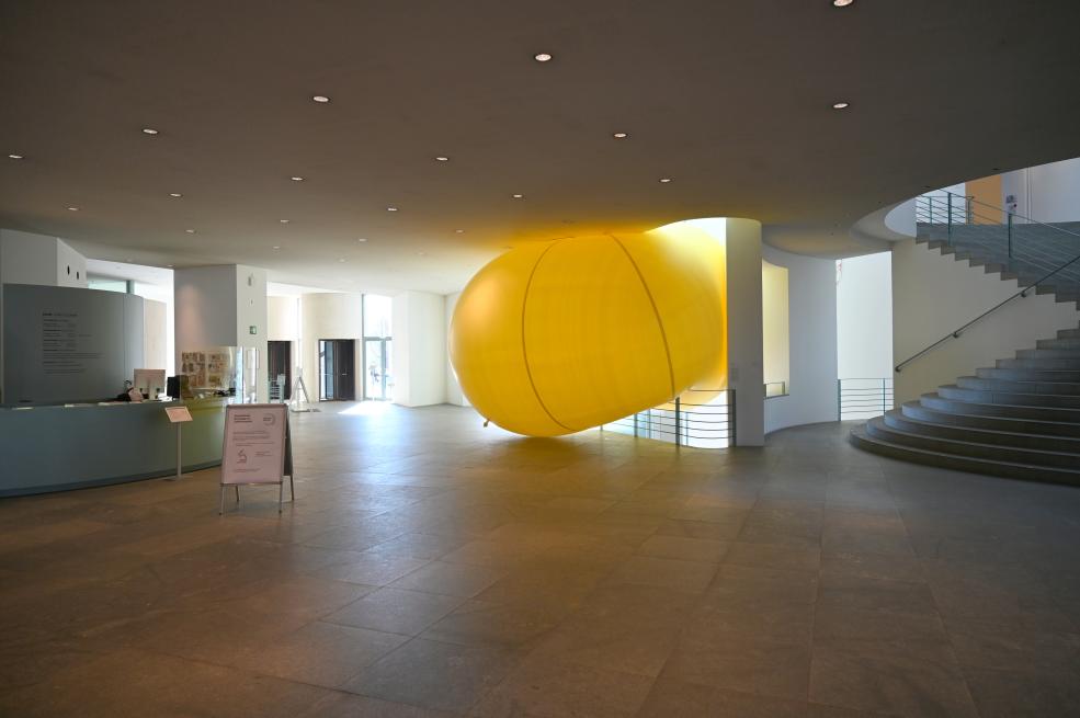 Bonn, Kunstmuseum, Ausstellung "Welt in der Schwebe" vom 24.02. - 19.06.2022, Eingangshalle