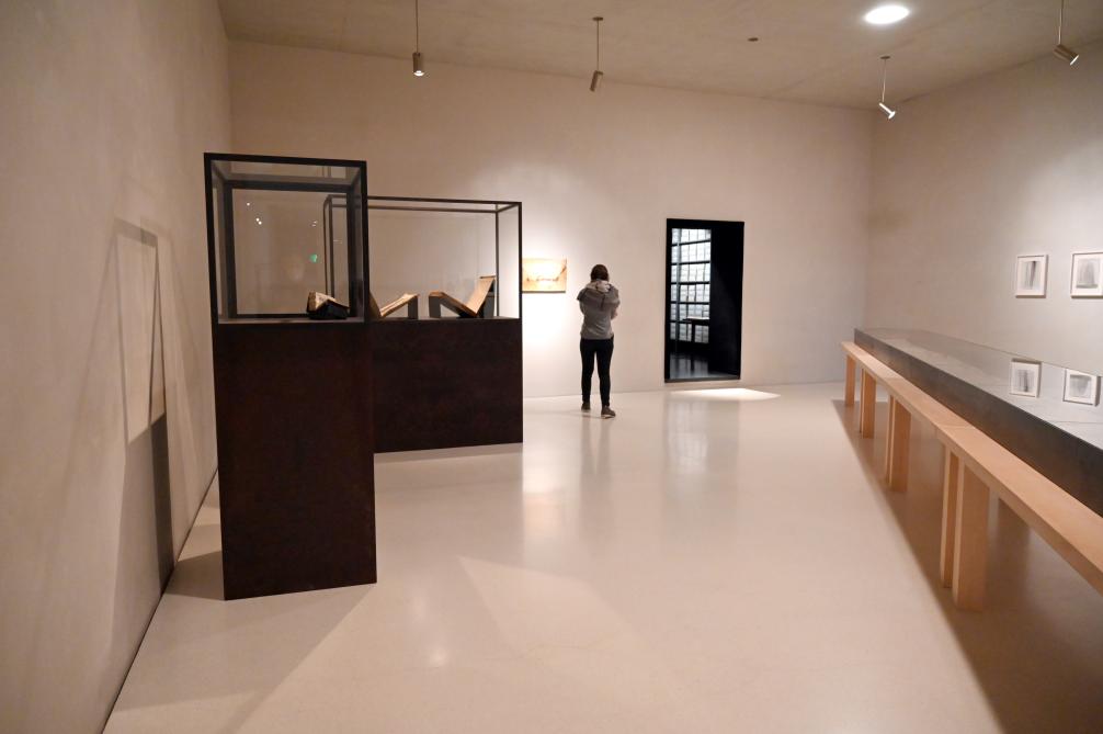 Köln, Museum Kolumba, Ausstellung "In die Weite – Aspekte jüdischen Lebens in Deutschland" vom 15.09.2021-15.08.2022, Raum 8, Bild 1/5