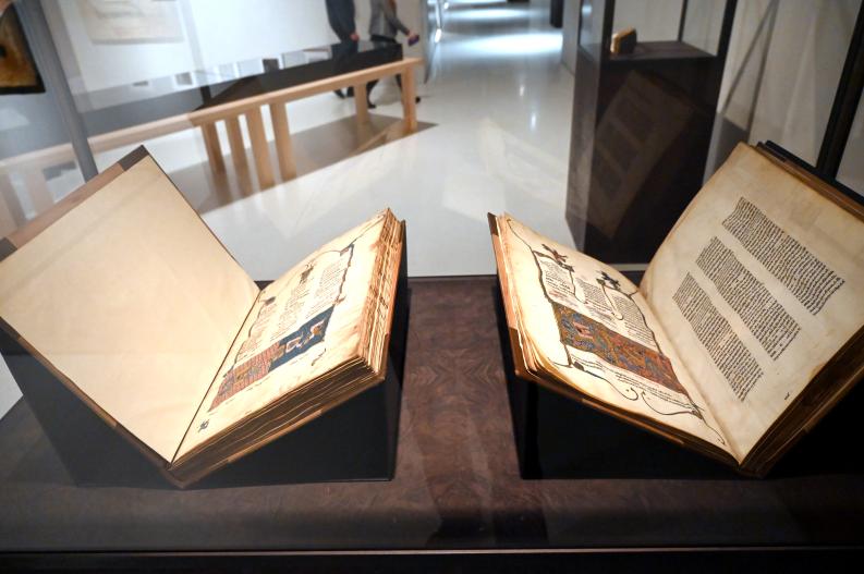 Köln, Museum Kolumba, Ausstellung "In die Weite – Aspekte jüdischen Lebens in Deutschland" vom 15.09.2021-15.08.2022, Raum 8, Bild 3/5