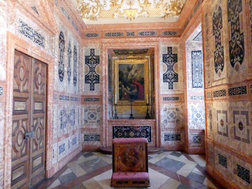 Johann Baptist Zimmermann (1701–1757), Stuck und Stuckfiguren, Kammerkapelle im Appartment der Kurfürstin im 1. Geschoß, Decke, Laternenaufbau mit durchlichteten Arkaden, Schleißheim, Schlossanlage, Neues Schloß, 1725–1726, Bild 2/4