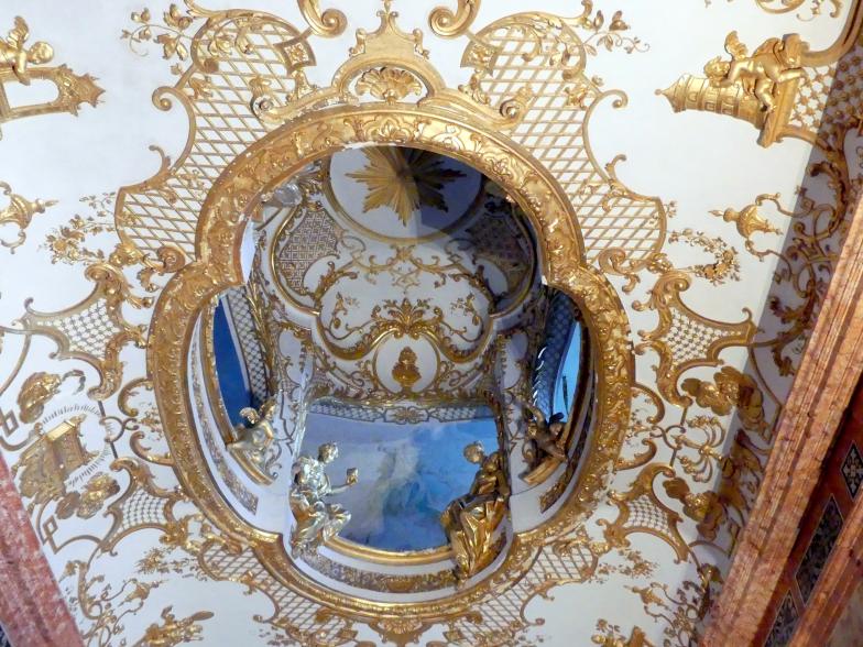 Johann Baptist Zimmermann (1701–1757), Stuck und Stuckfiguren, Kammerkapelle im Appartment der Kurfürstin im 1. Geschoß, Decke, Laternenaufbau mit durchlichteten Arkaden, Schleißheim, Schlossanlage, Neues Schloß, 1725–1726, Bild 3/4