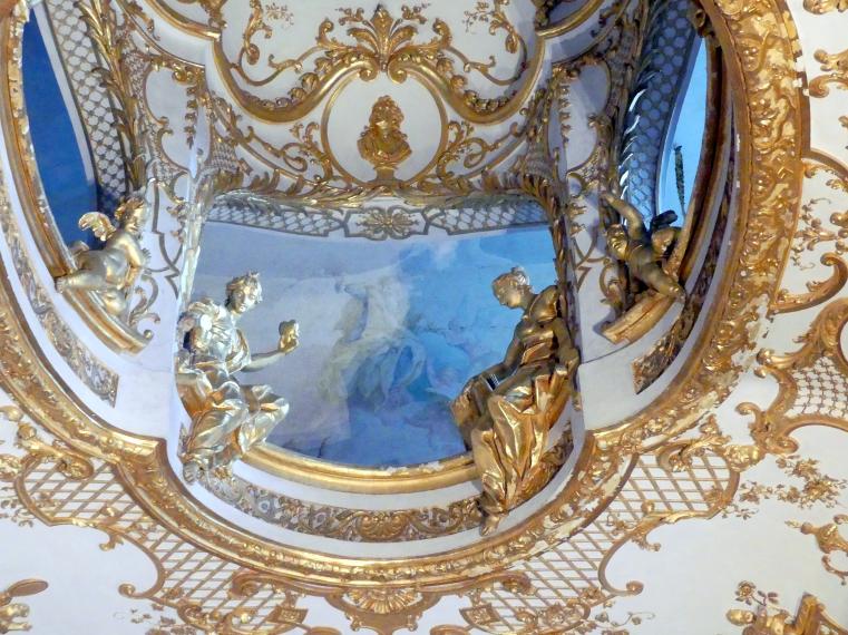 Johann Baptist Zimmermann (1701–1757), Stuck und Stuckfiguren, Kammerkapelle im Appartment der Kurfürstin im 1. Geschoß, Decke, Laternenaufbau mit durchlichteten Arkaden, Schleißheim, Schlossanlage, Neues Schloß, 1725–1726, Bild 4/4