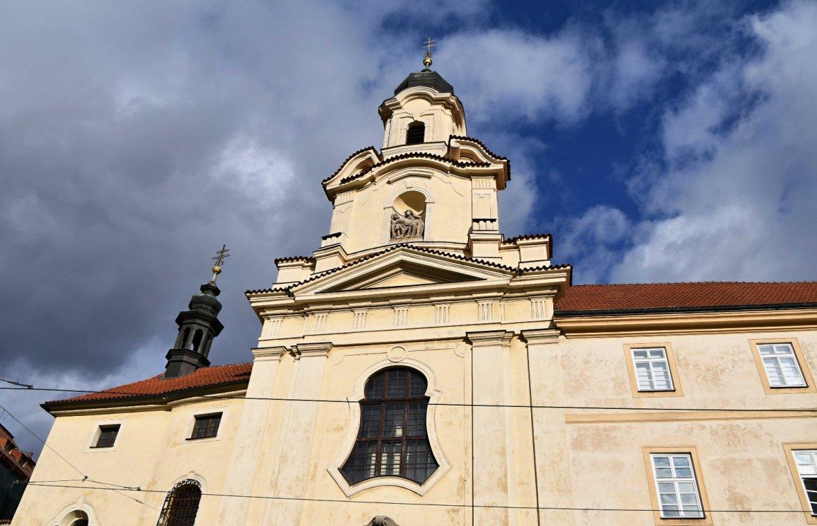 Kilian Ignaz Dientzenhofer (1718–1752), Bau der Klosterkirche, Prag-Neustadt, Kloster und Krankenhaus des Elisabethinerinnen, Klosterkirche der Schmerzensreichen Mutter Gottes, Na Slupi 6, 1724–1725, Bild 4/8