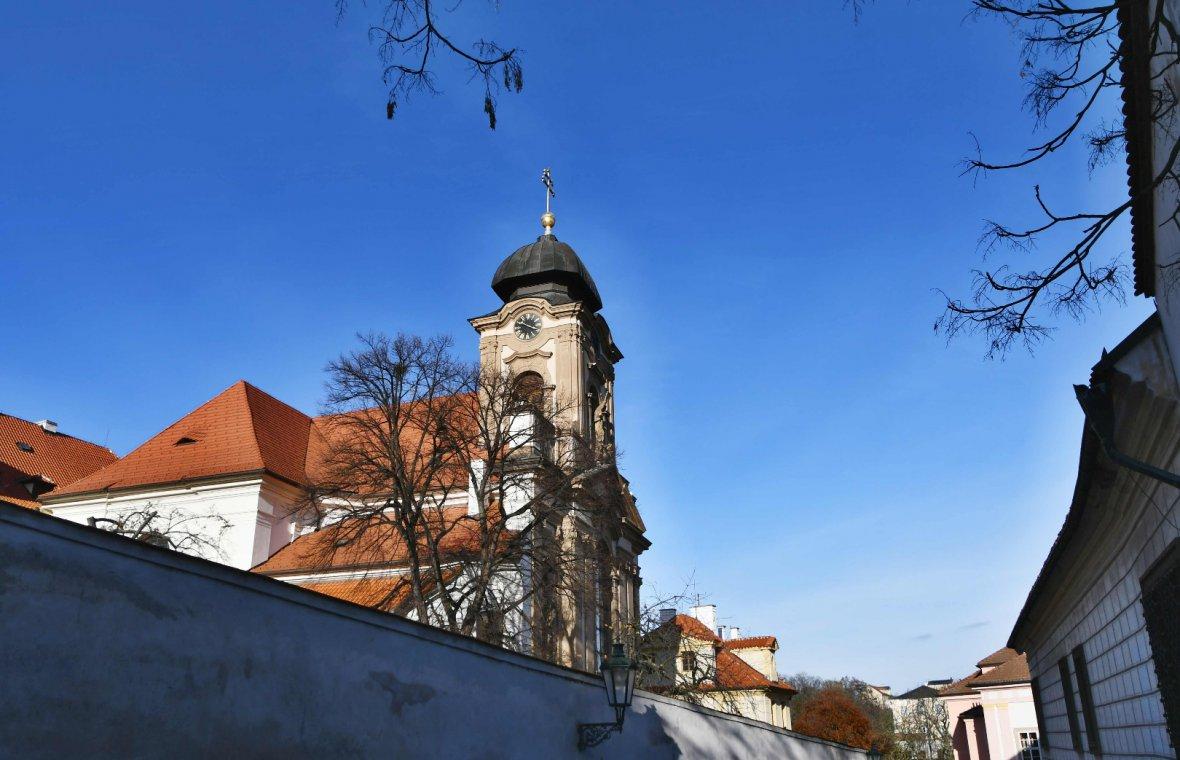 Kilian Ignaz Dientzenhofer (1718–1752), Umbau der Kirche St. Johannes von Nepomuk in Hradschin, Prag-Hradschin, Kirche St. Johannes von Nepomuk in Hradschin (ehem. Ursulinerinnen-Klosterkirche), 1737–1741, Bild 2/8