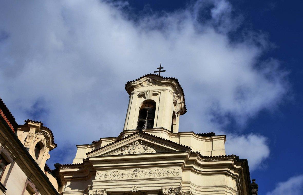 Kilian Ignaz Dientzenhofer (1718–1752), Mitarbeit beim Bau der Karl-Borromäus-Kirche, Vorhof und Kirchenfront (Baubeginn bereits 1730), Prag-Neustadt Zderaz, ehem. Karl-Borromäus-Kirche, seit 1935 St. Cyrill und Method, 1735–1740, Bild 6/11