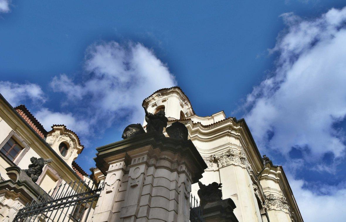 Kilian Ignaz Dientzenhofer (1718–1752), Mitarbeit beim Bau der Karl-Borromäus-Kirche, Vorhof und Kirchenfront (Baubeginn bereits 1730), Prag-Neustadt Zderaz, ehem. Karl-Borromäus-Kirche, seit 1935 St. Cyrill und Method, 1735–1740, Bild 8/11