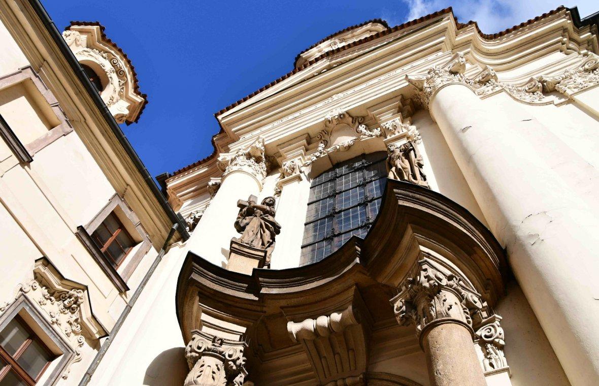 Kilian Ignaz Dientzenhofer (1718–1752), Mitarbeit beim Bau der Karl-Borromäus-Kirche, Vorhof und Kirchenfront (Baubeginn bereits 1730), Prag-Neustadt Zderaz, ehem. Karl-Borromäus-Kirche, seit 1935 St. Cyrill und Method, 1735–1740, Bild 9/11