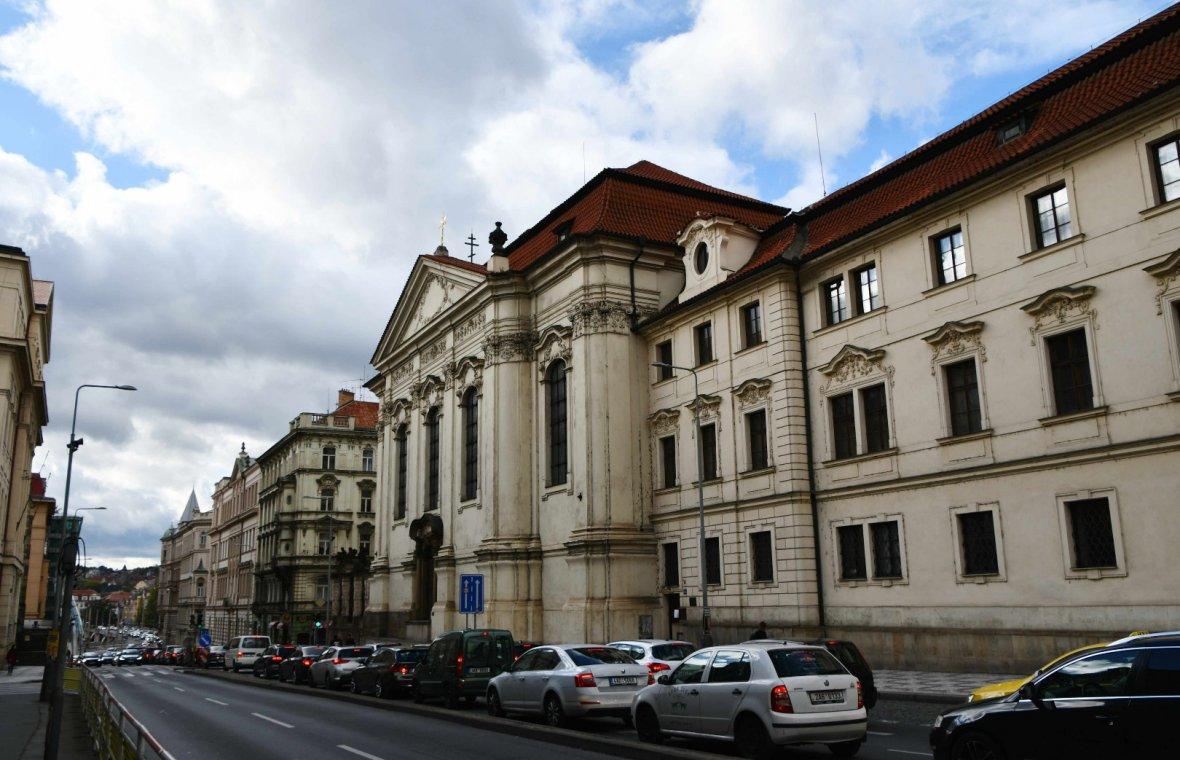 Kilian Ignaz Dientzenhofer (1718–1752), Mitarbeit beim Bau der Karl-Borromäus-Kirche, Vorhof und Kirchenfront (Baubeginn bereits 1730), Prag-Neustadt Zderaz, ehem. Karl-Borromäus-Kirche, seit 1935 St. Cyrill und Method, 1735–1740, Bild 10/11