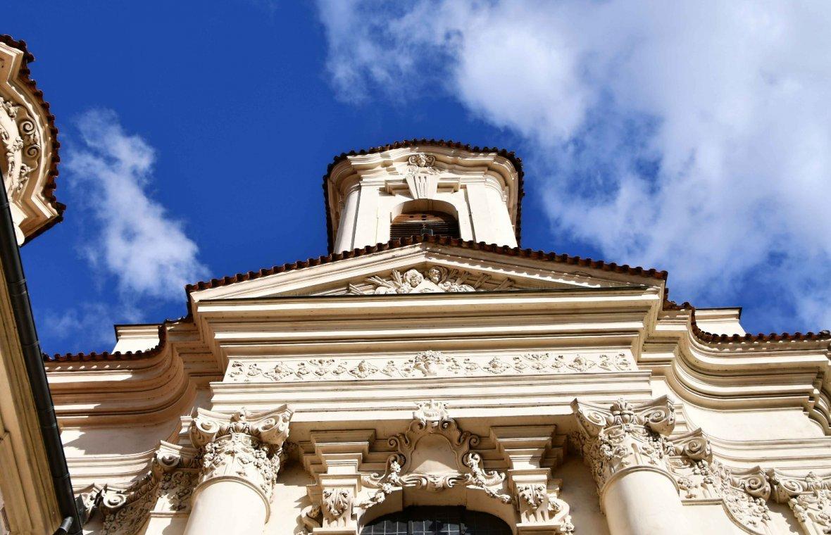 Kilian Ignaz Dientzenhofer (1718–1752), Mitarbeit beim Bau der Karl-Borromäus-Kirche, Vorhof und Kirchenfront (Baubeginn bereits 1730), Prag-Neustadt Zderaz, ehem. Karl-Borromäus-Kirche, seit 1935 St. Cyrill und Method, 1735–1740, Bild 11/11