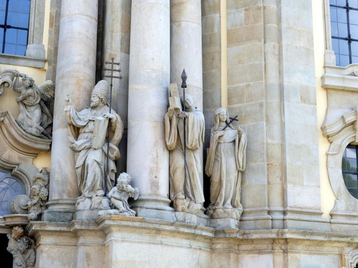 Ferdinand Maximilian Brokoff (1707–1731), S. Gregor, rechts vom Hauptportal, Grüssau, ehem. Zisterzienserabtei, ehem. Klosterkirche Mariä Himmelfahrt, 1729–1730, Bild 2/5