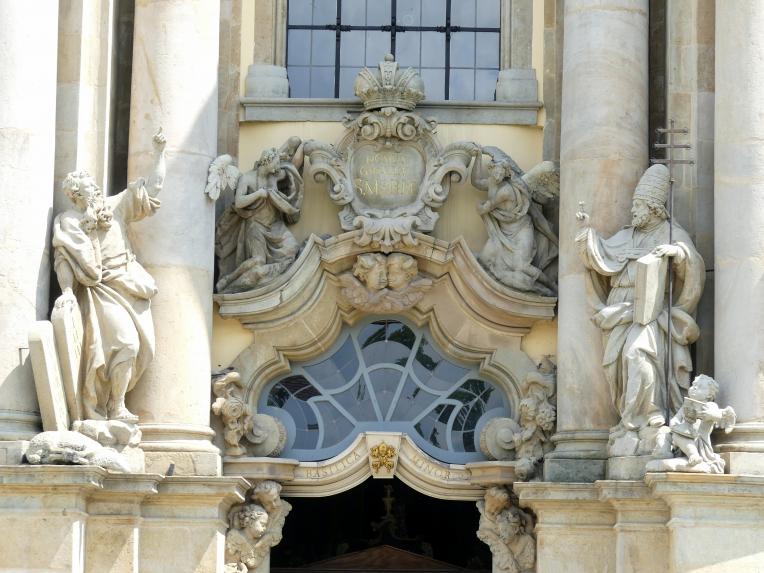 Ferdinand Maximilian Brokoff (1707–1731), S. Gregor, rechts vom Hauptportal, Grüssau, ehem. Zisterzienserabtei, ehem. Klosterkirche Mariä Himmelfahrt, 1729–1730, Bild 4/5