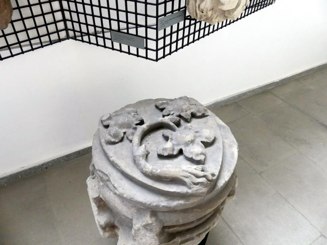 Gewölbe-Schlussstein mit dem Zeichen von Johann IV. von Dražice (Rebstock mit Wurzeln und drei Blättern), Prag-Hradschin, Prager Burg, Veitsdom, jetzt Prag-Holešovice, Lapidarium, Saal 1, 3. Viertel 14. Jhd., Bild 2/3