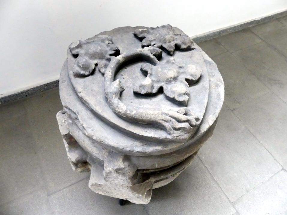 Gewölbe-Schlussstein mit dem Zeichen von Johann IV. von Dražice (Rebstock mit Wurzeln und drei Blättern), Prag-Hradschin, Prager Burg, Veitsdom, jetzt Prag-Holešovice, Lapidarium, Saal 1, 3. Viertel 14. Jhd., Bild 3/3
