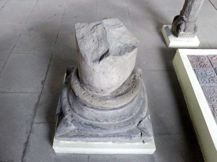 Säulenbasis mit dem Fragment eines Säulenschafts, Prag-Altstadt, ehem. Kirche St. Leonhard (1798 abgerissen), jetzt Prag-Holešovice, Lapidarium, Saal 1, Letztes Viertel 12. Jhd., Bild 2/2