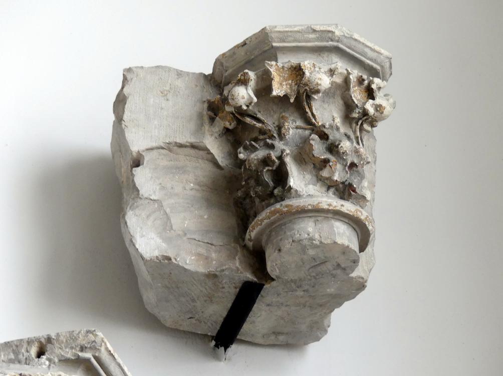 Dienstkapitelle (Kapitelle einer schlanken Säule), Prag-Altstadt, Kirche der Jungfrau Maria vor dem Teyn, jetzt Prag-Holešovice, Lapidarium, Saal 1, um 1300, Bild 4/4