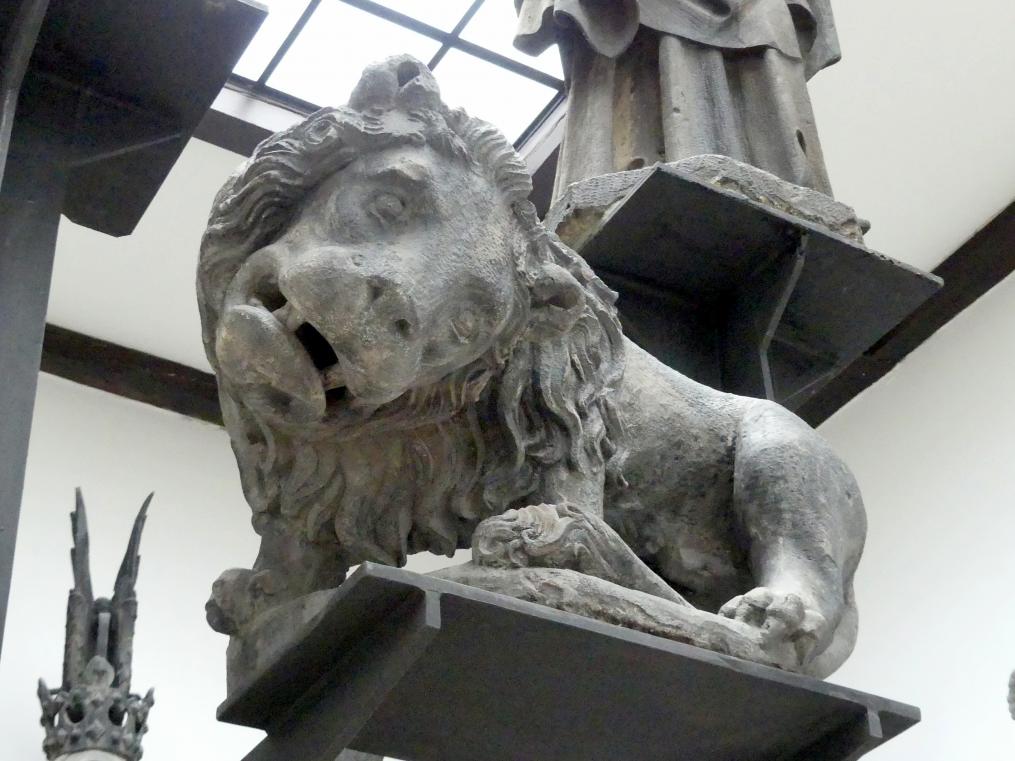 Peter Parler (Werkstatt) (1355–1399), Statue eines Löwen, Prag-Altstadt, Altstädter Brückenturm, jetzt Prag-Holešovice, Lapidarium, Saal 2, um 1380, Bild 2/2