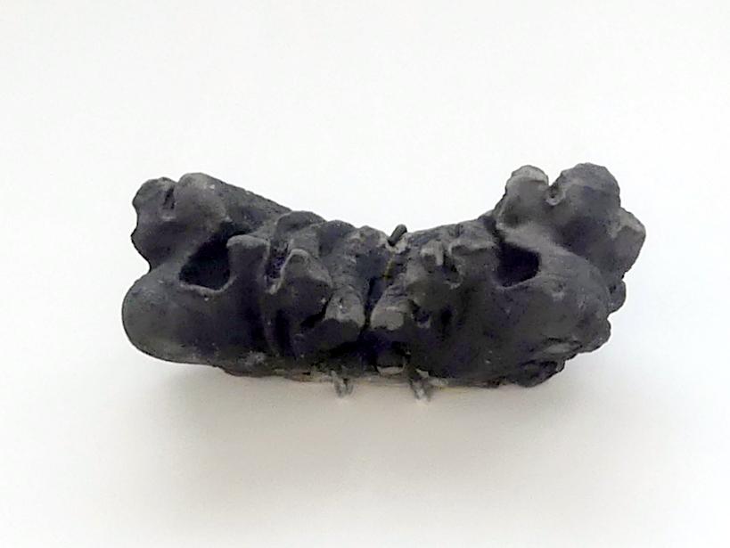 Drei Blumenfragmente aus der Dekoration des äußeren Stützsystems, Kuttenberg (Kutná Hora), Dom der heiligen Barbara, jetzt Prag-Holešovice, Lapidarium, Saal 2, 1. Hälfte 16. Jhd., Bild 2/3