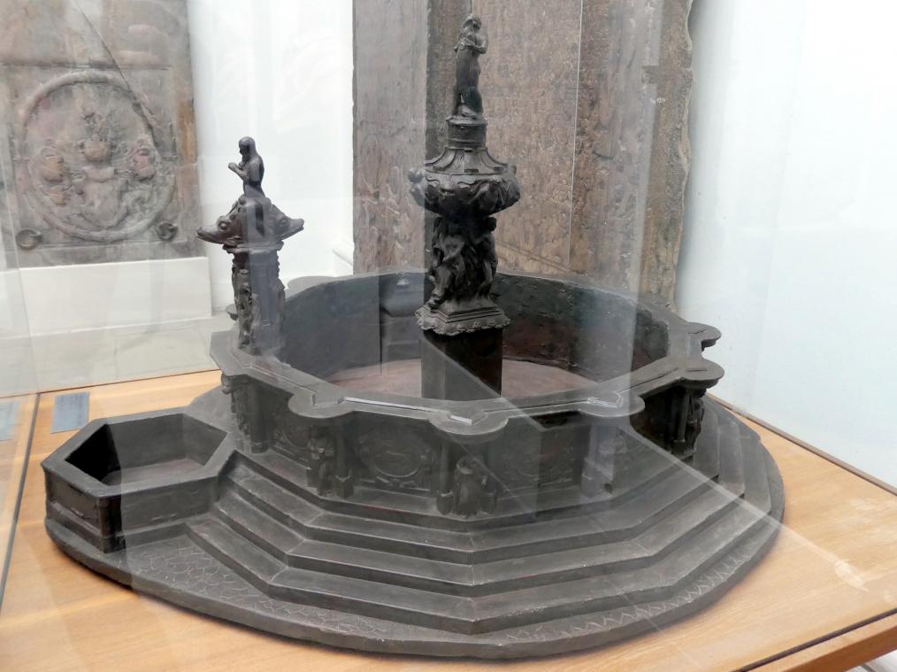 Hypothetische Rekonstruktion des ursprünglichen Aussehens des Krocín-Brunnens, Prag-Holešovice, Lapidarium, Saal 3, 1909, Bild 2/2