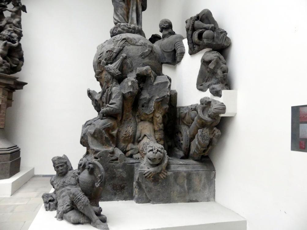 Ferdinand Maximilian Brokoff (1707–1731), Figurengruppe mit dem Hl. Ignatius von Loyola, Prag, Karlsbrücke, jetzt Prag-Holešovice, Lapidarium, Saal 4, 1710–1711, Bild 8/11