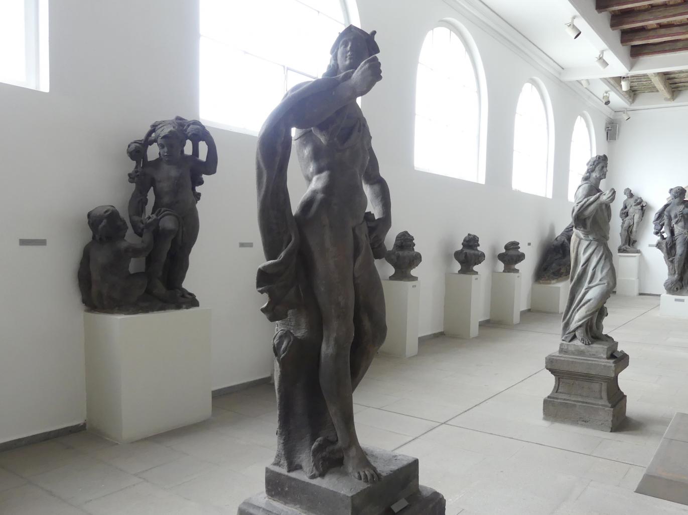 Merkur (römischer Gott), Prag-Neustadt, Villa Amerika Nr. 462, heute Antonín-Dvořák-Museum, jetzt Prag-Holešovice, Lapidarium, Saal 7, 2. Hälfte 18. Jhd., Bild 2/4