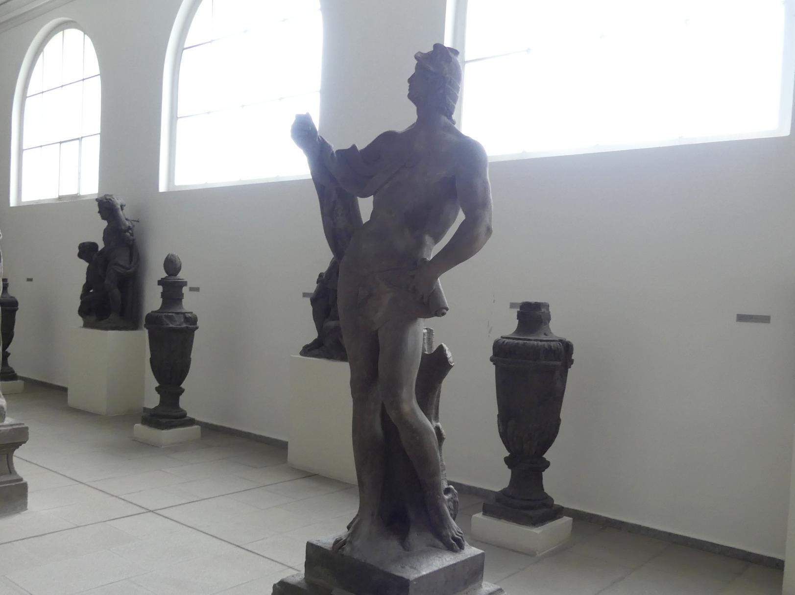 Merkur (römischer Gott), Prag-Neustadt, Villa Amerika Nr. 462, heute Antonín-Dvořák-Museum, jetzt Prag-Holešovice, Lapidarium, Saal 7, 2. Hälfte 18. Jhd., Bild 3/4