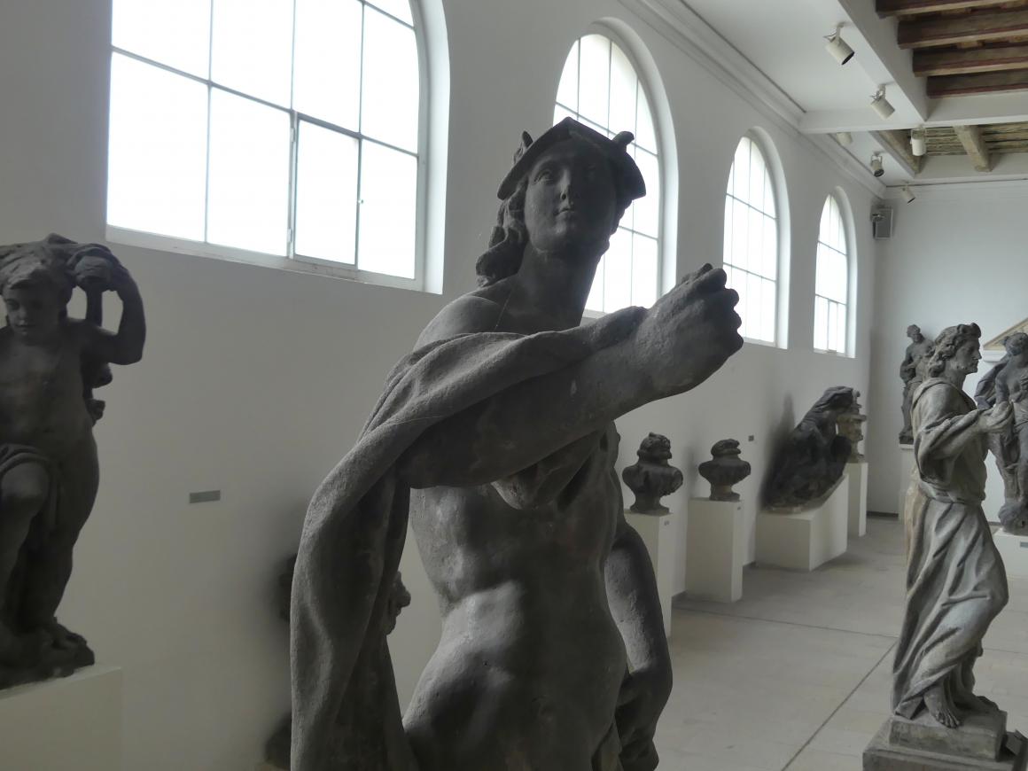 Merkur (römischer Gott), Prag-Neustadt, Villa Amerika Nr. 462, heute Antonín-Dvořák-Museum, jetzt Prag-Holešovice, Lapidarium, Saal 7, 2. Hälfte 18. Jhd., Bild 4/4