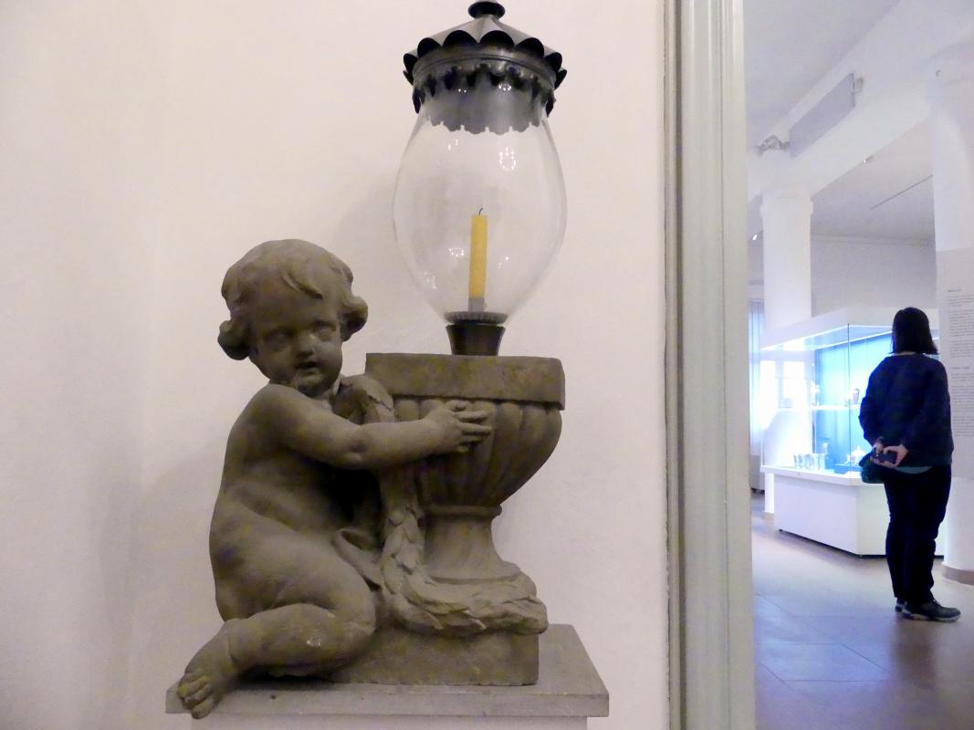 Johann Peter Wagner (1755–1797), Vier Putten mit Laterne, Veitshöchheim, Schloss Veitshöchheim, Hofgarten, jetzt Würzburg, Museum für Franken (ehem. Mainfränkisches Museum), 1776–1777, Bild 3/5