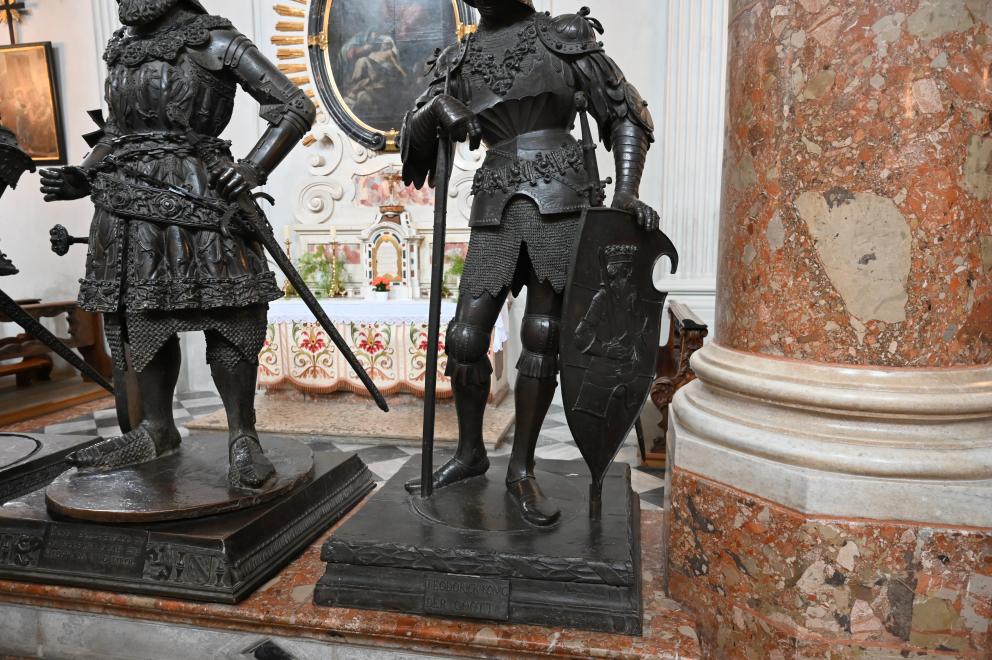 Peter Vischer der Ältere
 (1486–1525), Grabfigur Theoderich am Grabmal Kaiser Maximilians I., Innsbruck, Hofkirche (Schwarzmanderkirche), 1512–1513, Bild 2/3