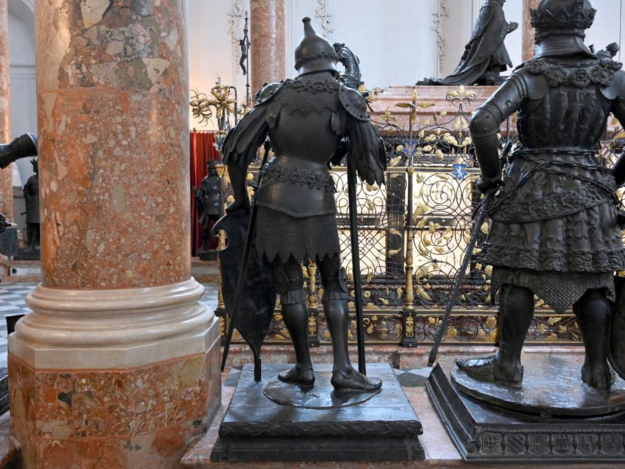 Peter Vischer der Ältere
 (1486–1525), Grabfigur Theoderich am Grabmal Kaiser Maximilians I., Innsbruck, Hofkirche (Schwarzmanderkirche), 1512–1513, Bild 3/3