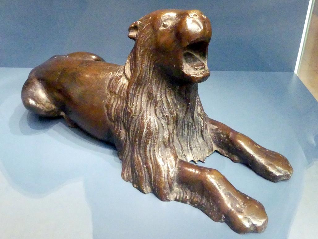 Hermann Vischer der Jüngere (1508–1510), Ruhende Löwen, Römhild, Stiftskirche Jungfrau Maria und Johannes der Täufer, jetzt Nürnberg, Germanisches Nationalmuseum, Saal 114, um 1510, Bild 2/4