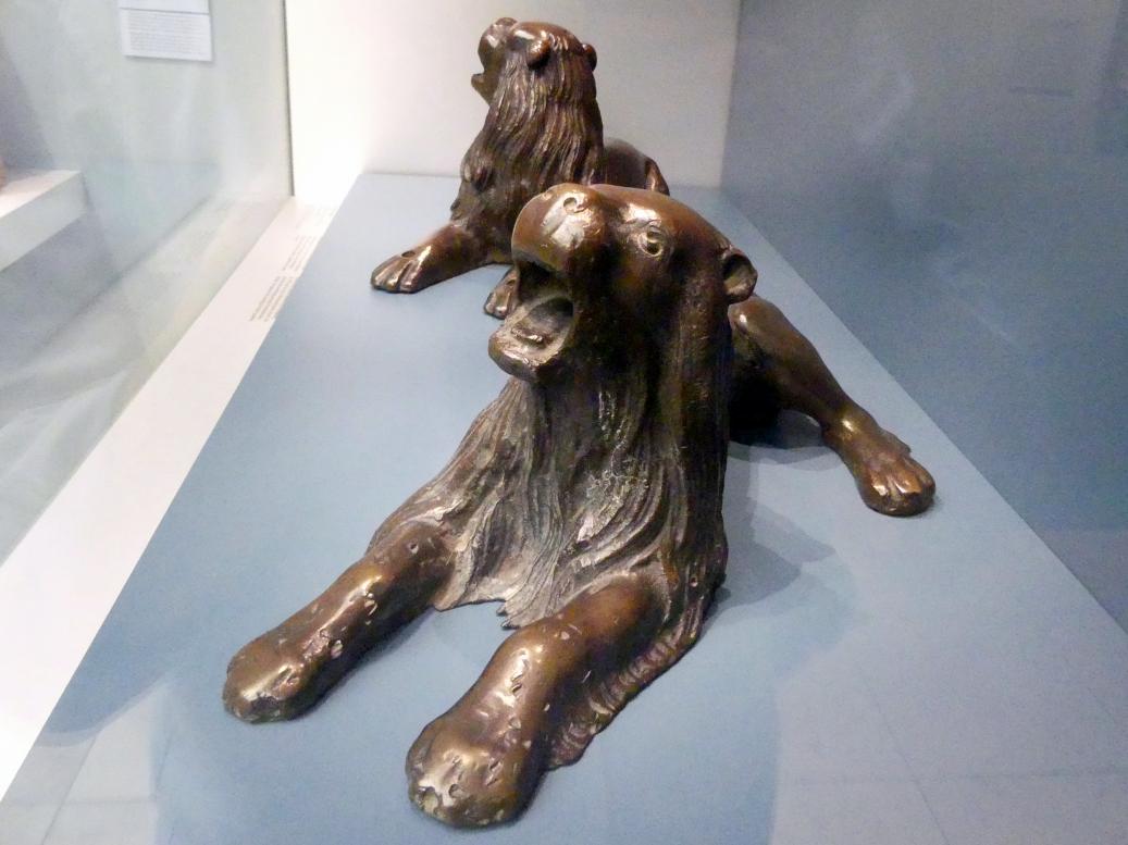 Hermann Vischer der Jüngere (1508–1510), Ruhende Löwen, Römhild, Stiftskirche Jungfrau Maria und Johannes der Täufer, jetzt Nürnberg, Germanisches Nationalmuseum, Saal 114, um 1510, Bild 3/4