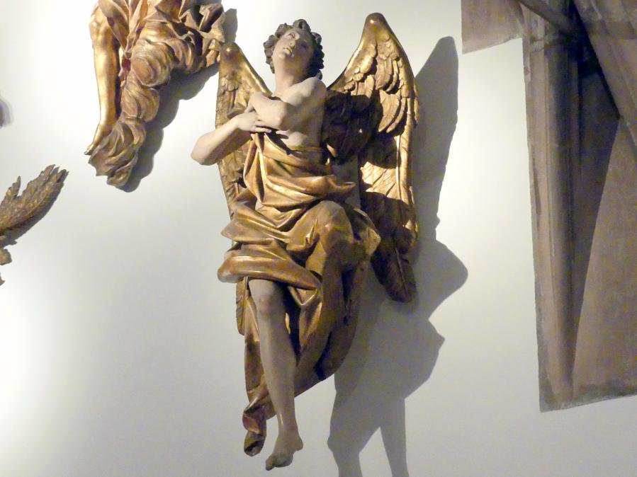 Engel mit gekreuzten Händen, Nürnberg, Germanisches Nationalmuseum, Saal 132, Mitte 18. Jhd., Bild 2/3
