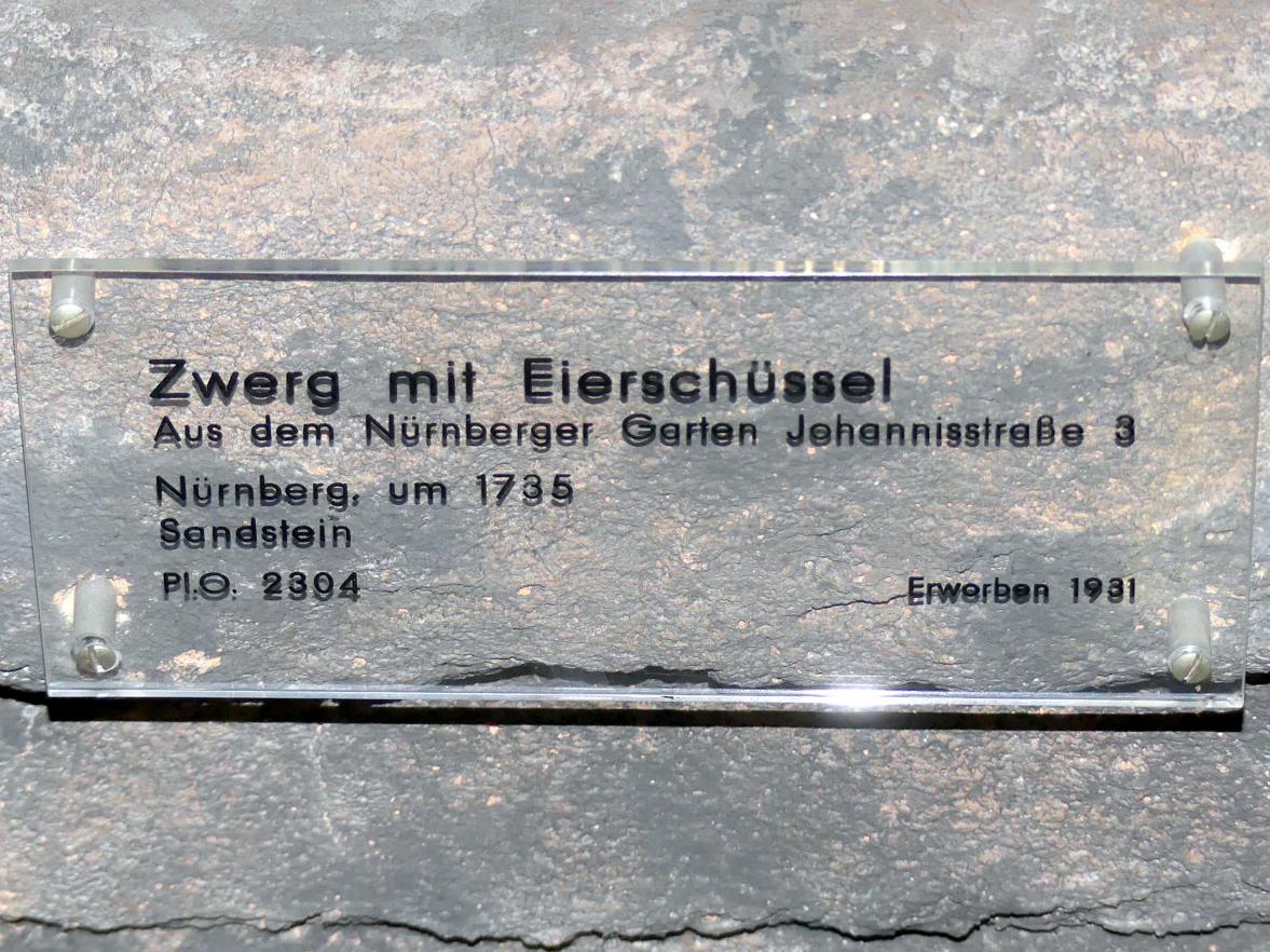 Georg Christoph Sommer (Werkstatt) (1735), Zwerg mit Eierschüssel, Nürnberg, Wohnhaus Johannisstr. 3, jetzt Nürnberg, Germanisches Nationalmuseum, Saal 46, um 1735, Bild 2/3