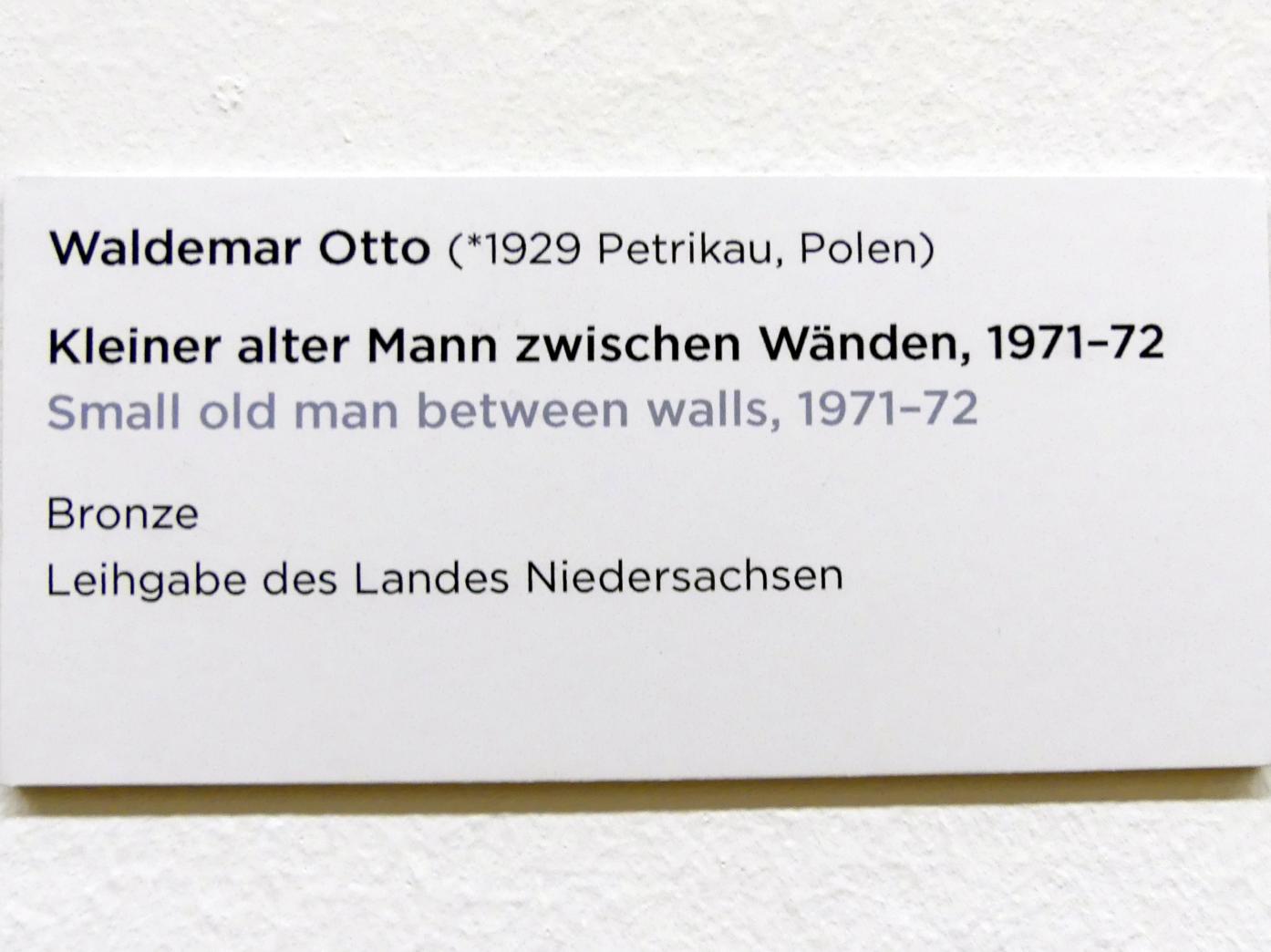 Waldemar Otto (1971), Kleiner alter Mann zwischen Wänden, Regensburg, Ostdeutsche Galerie, Saal 10, 1971–1972, Bild 5/5