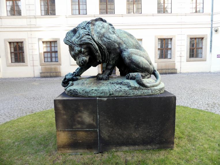 Antoine-Louis Barye (1832–1864), Der eine Schlange zerreißende bronzene Löwe, Prag-Hradschin, Palais des Wenzel Adalbert Graf von Sternberg, 1832, Bild 2/4