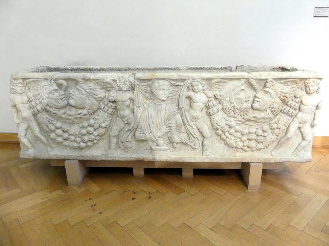 Römischer Sarkophag mit Jahreszeiten-Symbolen und einem Porträt des Verstorbenen, Prag, Nationalgalerie im Palais Sternberg, 1. Obergeschoss, Saal 1, Mitte 3. Jhd., Bild 2/4