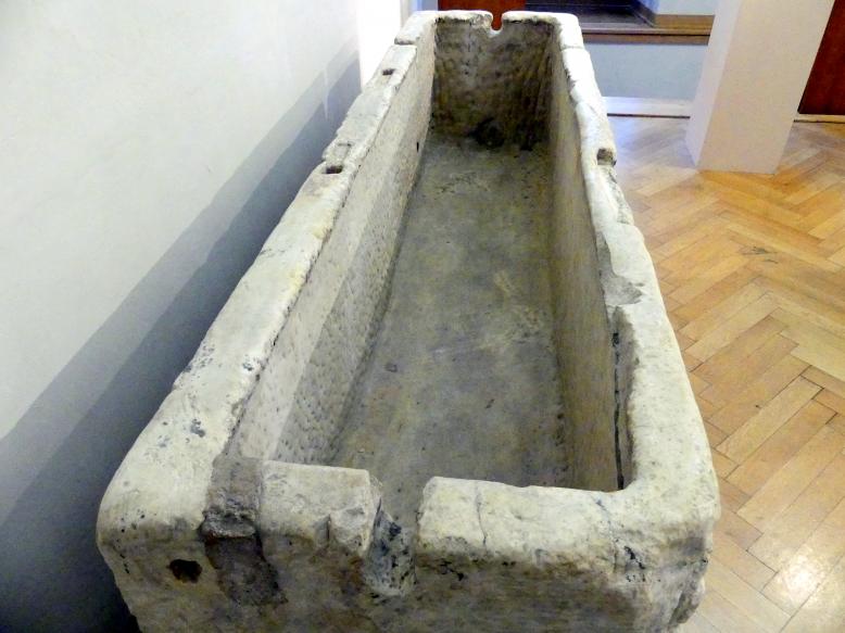 Römischer Sarkophag mit Jahreszeiten-Symbolen und einem Porträt des Verstorbenen, Prag, Nationalgalerie im Palais Sternberg, 1. Obergeschoss, Saal 1, Mitte 3. Jhd., Bild 3/4