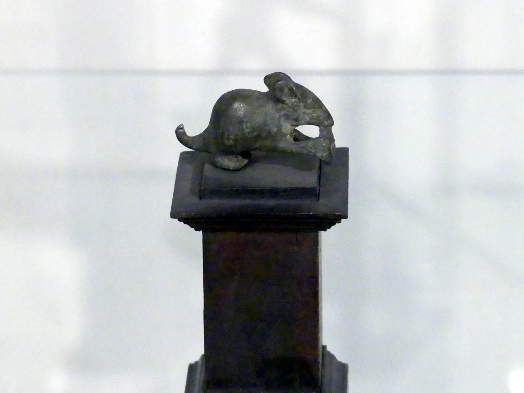 Römische Bronzefiguren: Nagende Mäuse, Prag, Nationalgalerie im Palais Sternberg, 1. Obergeschoss, Saal 1, um 100–300, Bild 2/4
