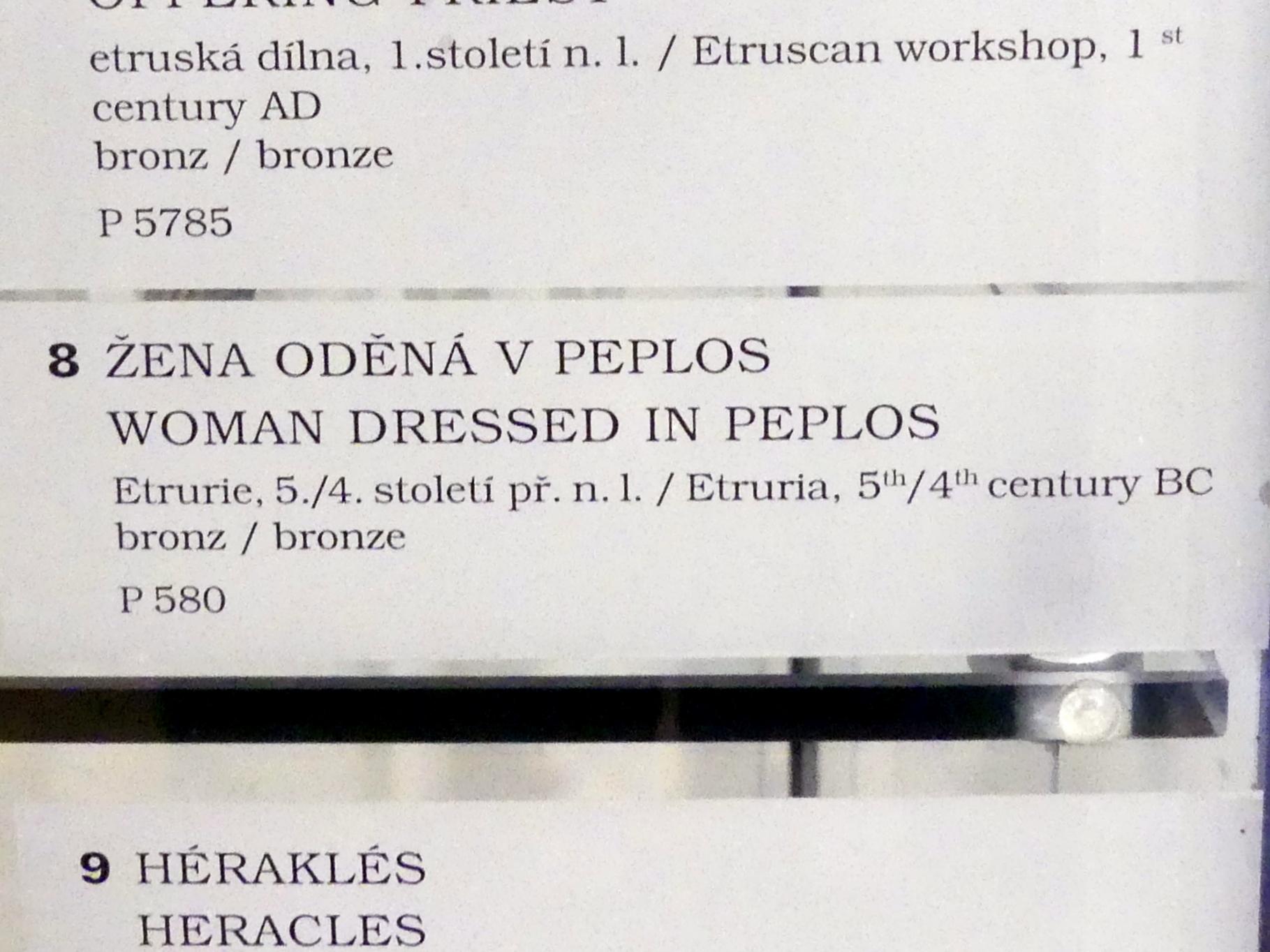 Statue einer Frau im Peplos (Frauenbekleidung im antiken Griechenland), Prag, Nationalgalerie im Palais Sternberg, 1. Obergeschoss, Saal 1, 500–300 v. Chr., Bild 2/2
