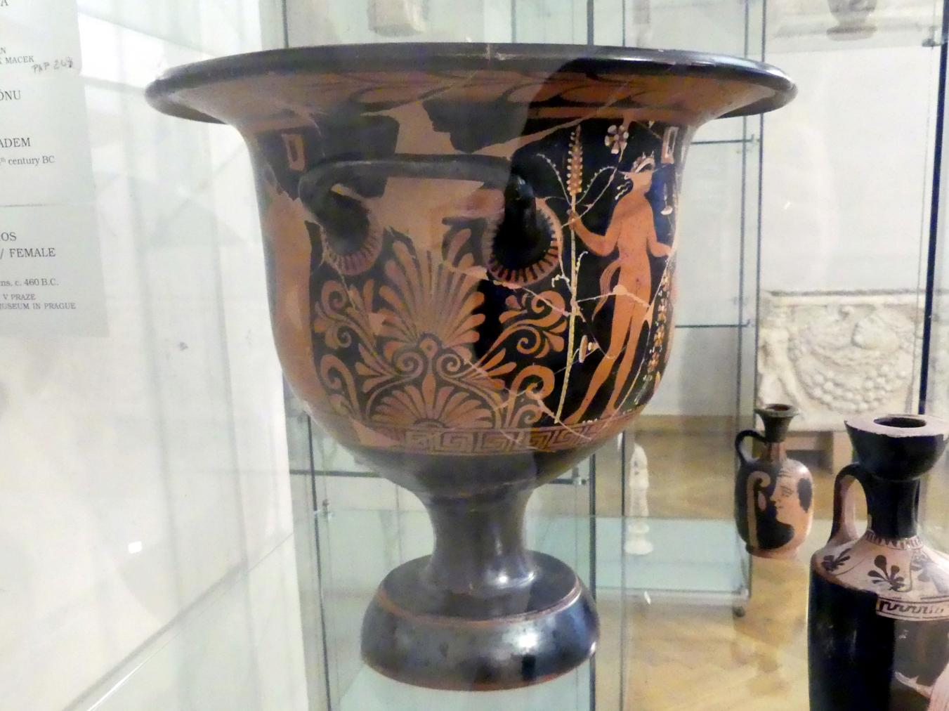 Rotfiguriger Glockenkrater: Hochzeitsszene und Drei Jugendliche mit Umhang, Prag, Nationalgalerie im Palais Sternberg, 1. Obergeschoss, Saal 1, nach 330 v. Chr., Bild 2/4