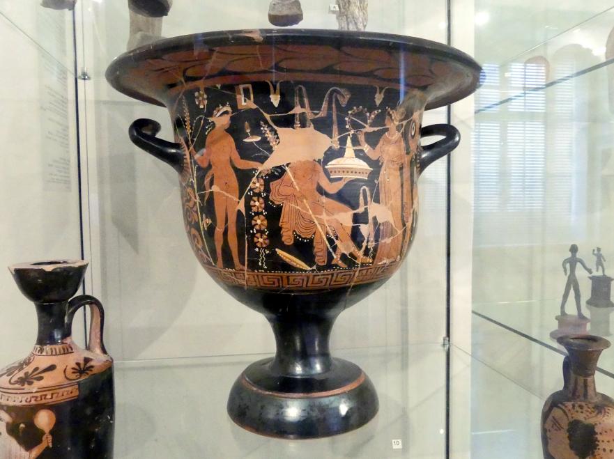 Rotfiguriger Glockenkrater: Hochzeitsszene und Drei Jugendliche mit Umhang, Prag, Nationalgalerie im Palais Sternberg, 1. Obergeschoss, Saal 1, nach 330 v. Chr., Bild 3/4