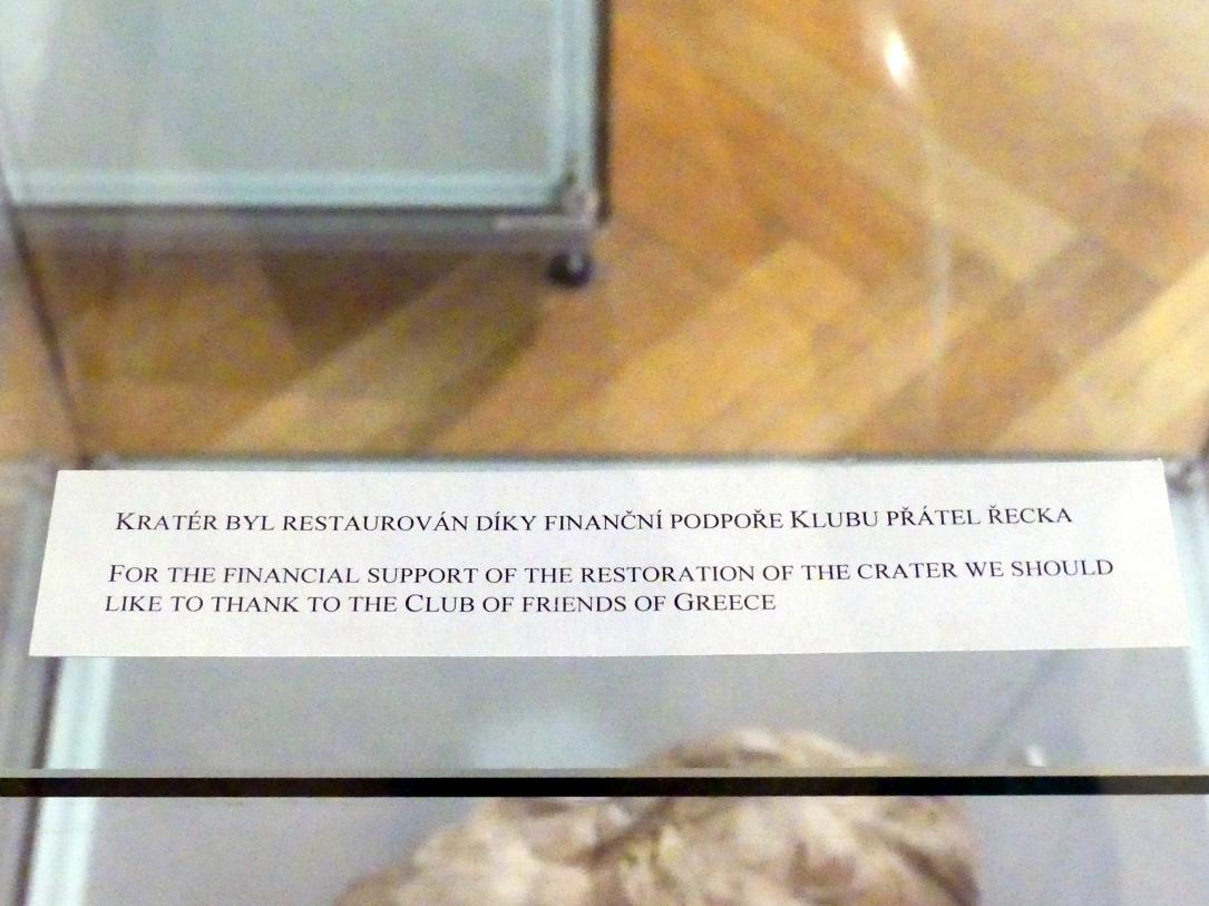 Rotfiguriger Glockenkrater: Hochzeitsszene und Drei Jugendliche mit Umhang, Prag, Nationalgalerie im Palais Sternberg, 1. Obergeschoss, Saal 1, nach 330 v. Chr., Bild 4/4