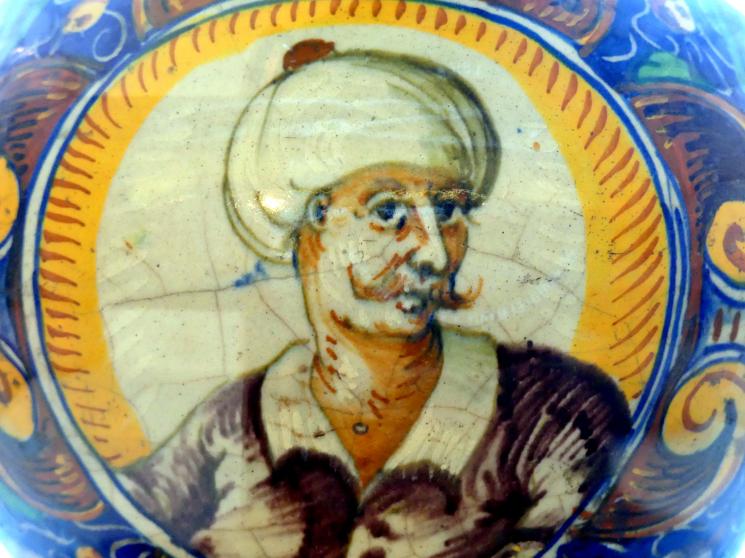 Apothekervase (Boccia) mit einer Türkenbüste, Prag, Nationalgalerie im Palais Sternberg, 1. Obergeschoss, Saal 10, um 1580, Bild 2/3