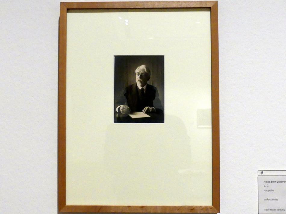 Adolf Hölzel (1880–1933), Hölzel beim Zeichnen, Schweinfurt, Museum Georg Schäfer, Ausstellung Adolf Hölzel vom 03.02.-01.05.2019, Saal 2, Undatiert, Bild 2/3