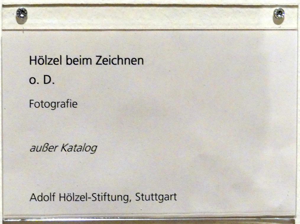 Adolf Hölzel (1880–1933), Hölzel beim Zeichnen, Schweinfurt, Museum Georg Schäfer, Ausstellung Adolf Hölzel vom 03.02.-01.05.2019, Saal 2, Undatiert, Bild 3/3