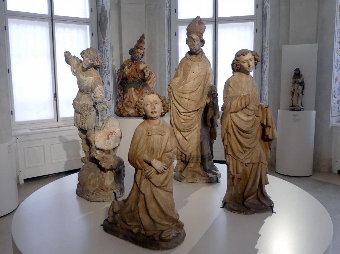 Meister von Großlobming (1395–1400), Kniender Engel einer Verkündigungsgruppe, Hl. Bischof, Hl. Johannes Evangelist, Hl. Georg mit dem Drachen, Großlobming, Pfarrkirche St. Lambert, jetzt Wien, Museum Oberes Belvedere, Saal 8, Ende 14. Jhd., Bild 2/9