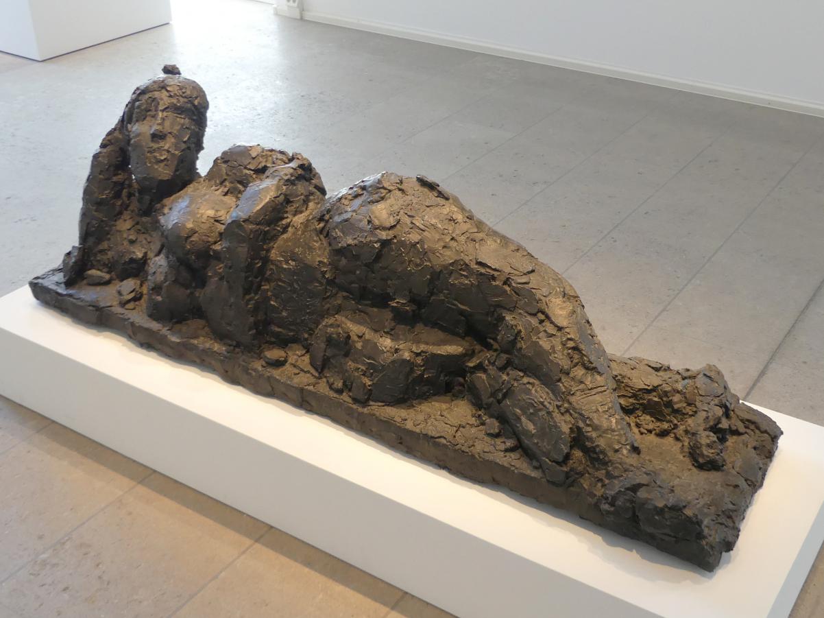 Hans Josephsohn (1971–2003), Große Liegende, Schwäbisch Hall, Kunsthalle Würth, Ausstellung "Das Musée d'Art moderne de la Ville de Paris zu Gast in der Kunsthalle Würth" vom 15.04.-15.09.2019, 1971, Bild 2/5