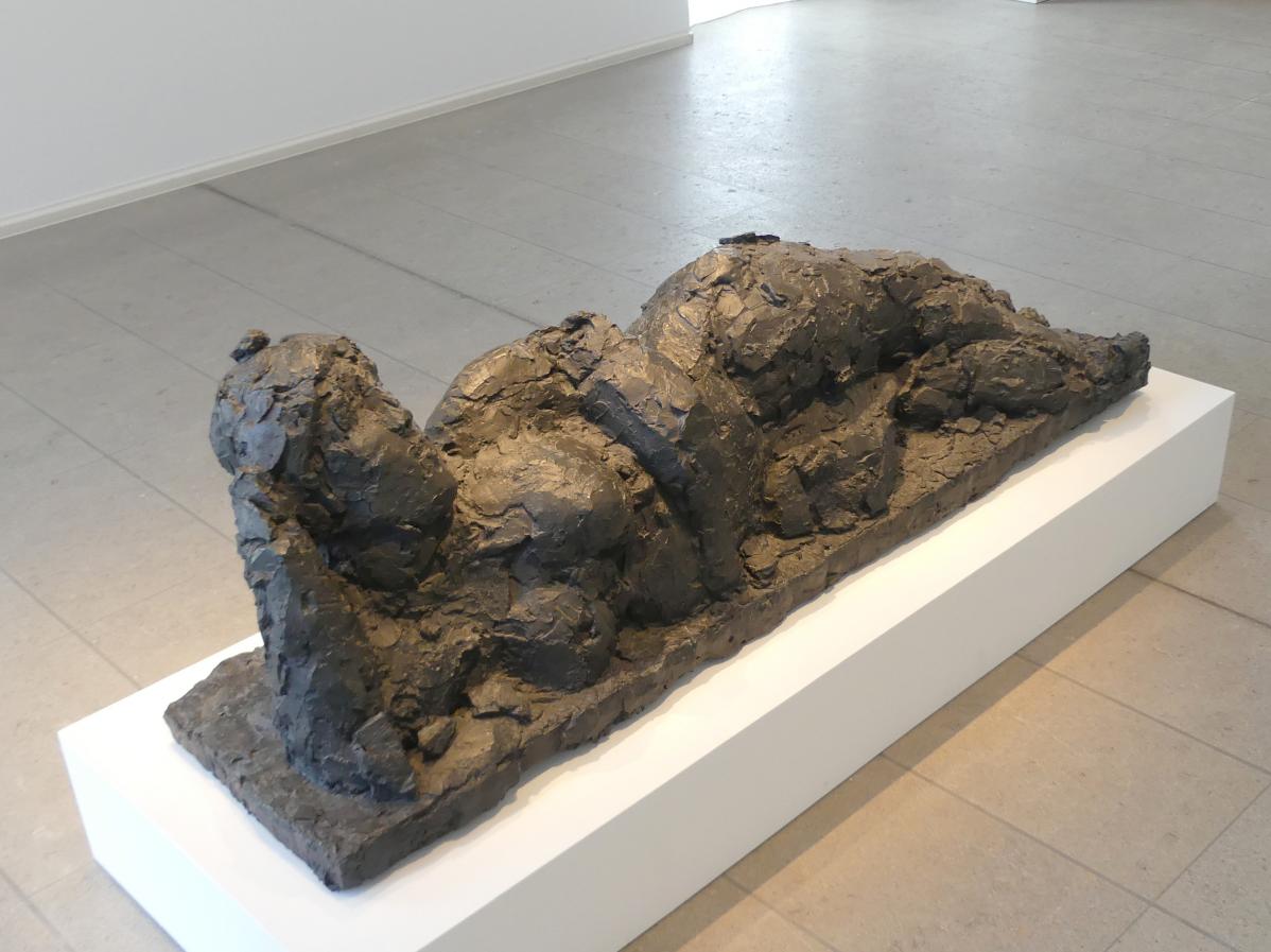 Hans Josephsohn (1971–2003), Große Liegende, Schwäbisch Hall, Kunsthalle Würth, Ausstellung "Das Musée d'Art moderne de la Ville de Paris zu Gast in der Kunsthalle Würth" vom 15.04.-15.09.2019, 1971, Bild 3/5